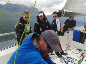Trainer Ruairidh Scott zeigt den Jugendlichen, wo's lang geht.