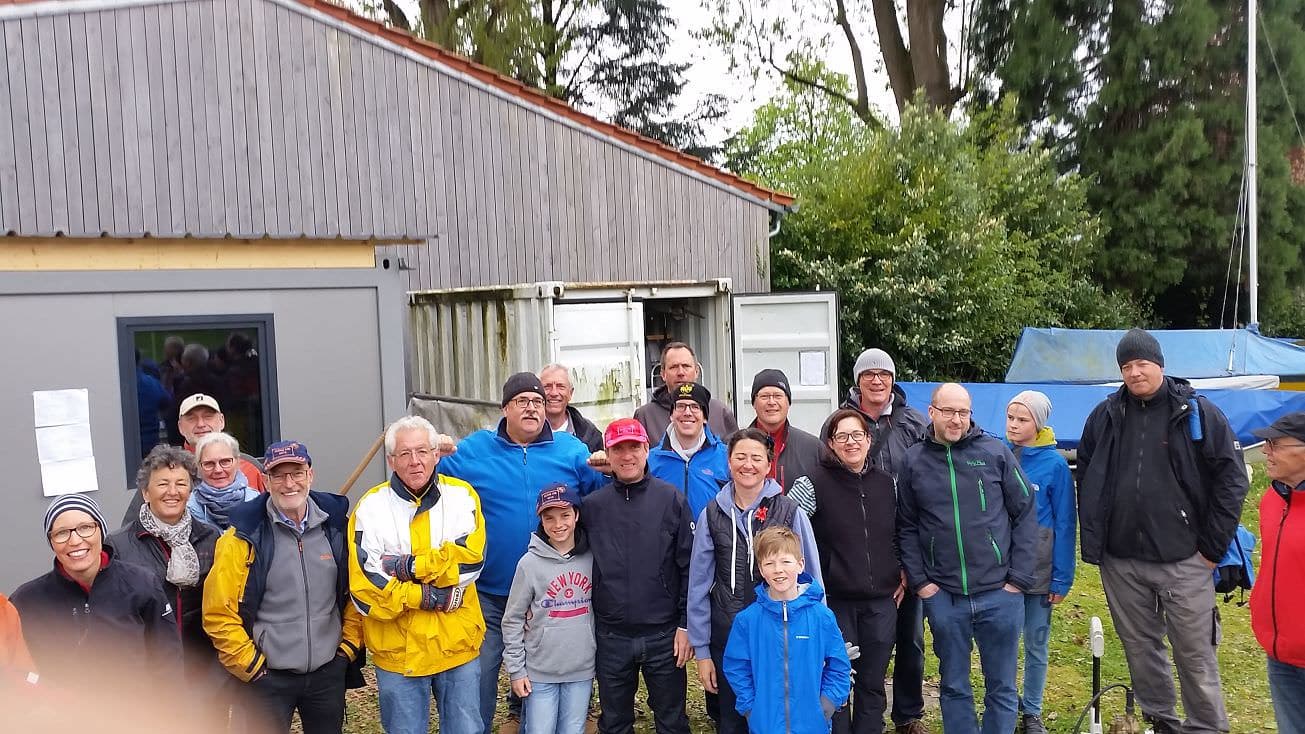 35 Helfer beim Clubputzen