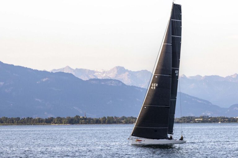 Zieleinlauf der Ersten Startgruppe 2 und 3 RUND UM 2022 Foto: Flemming