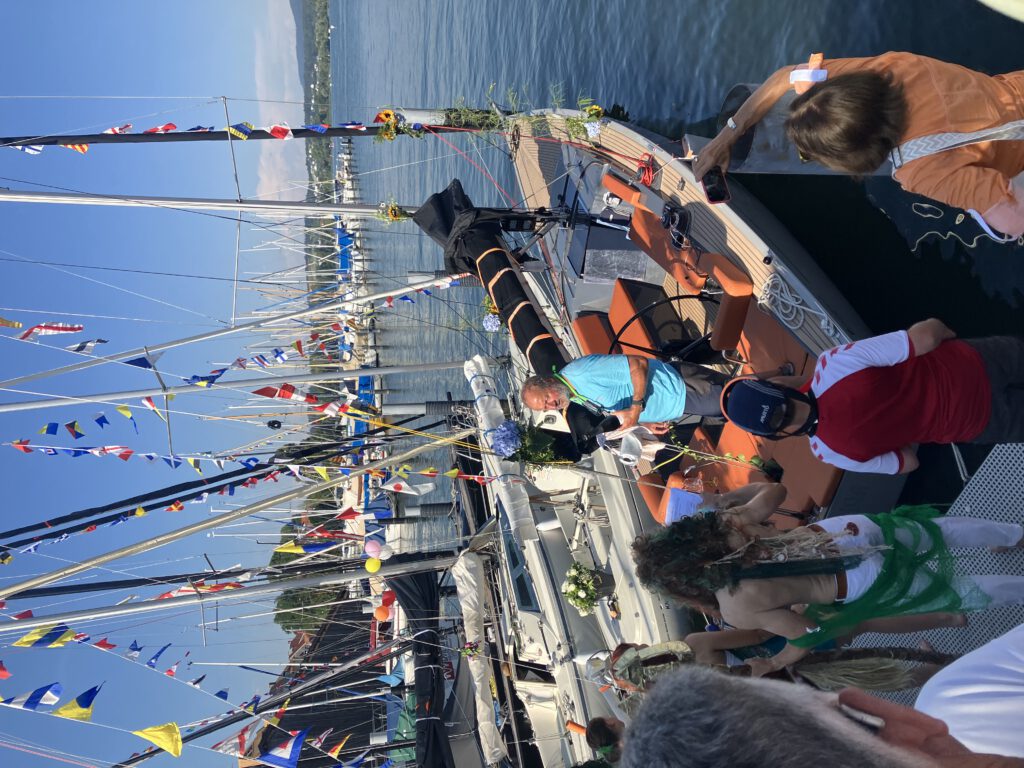 Die Saffier 27 wird von Neptun auch mit Tangomusik getauft.