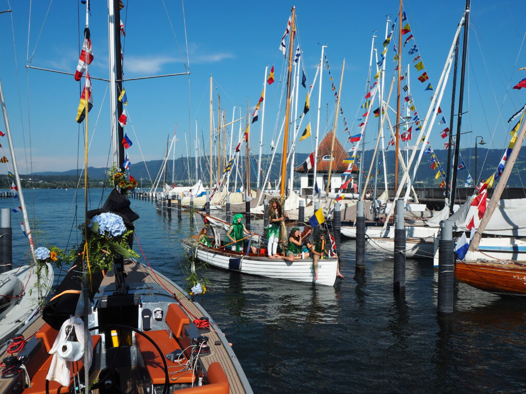 Neptun mit Gefolge trifft im Hafen ein