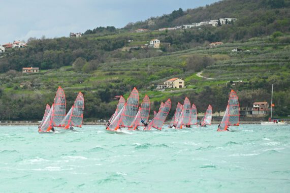 Lola bei Starkwind beim Eurocup in Slowenien