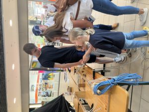Großes Interesse der Kleinen Knoten zu lernen