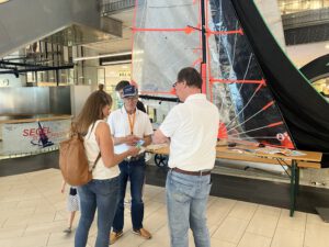 Eltern holen sich Rat, wie sie mit ihren Kindern in den Segelsport einsteigen können.