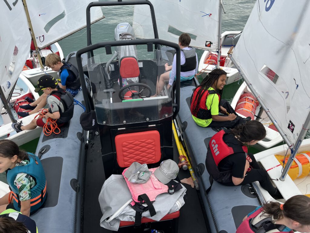 Besprechung am Schlauchboot
