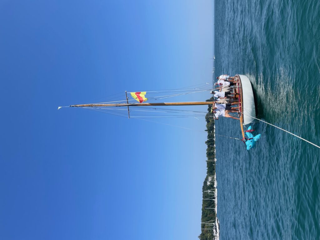 Einlauf in Hafen Konstanz unter Schlepp mit Gallionsfigur und badischer Flagge