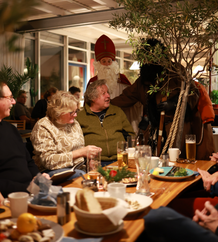 Der Nikolaus und Knecht Rupprecht (hinter dem Olivenbaum)