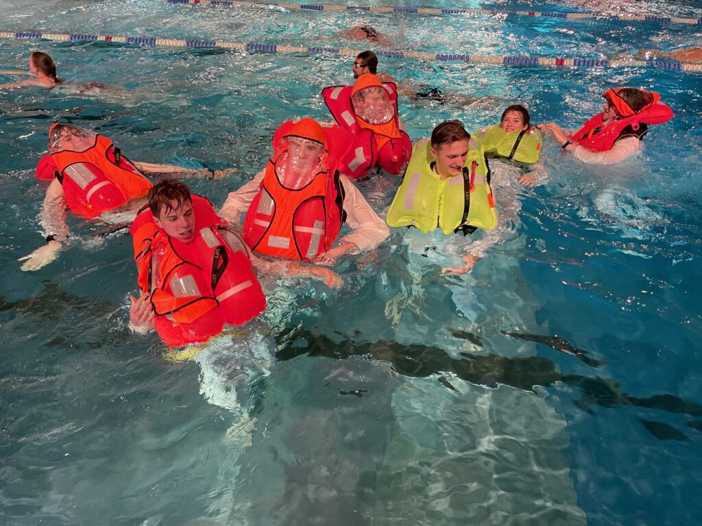 die Jugend beim Automatikschwimmwesten ausprobieren
