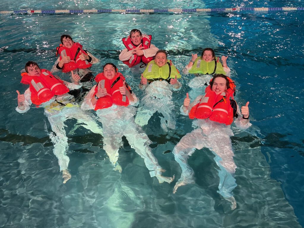 die Jugend beim Automatikschwimmwesten ausprobieren