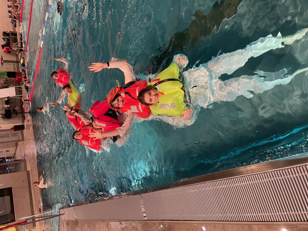 die Jugend beim Automatikschwimmwesten ausprobieren