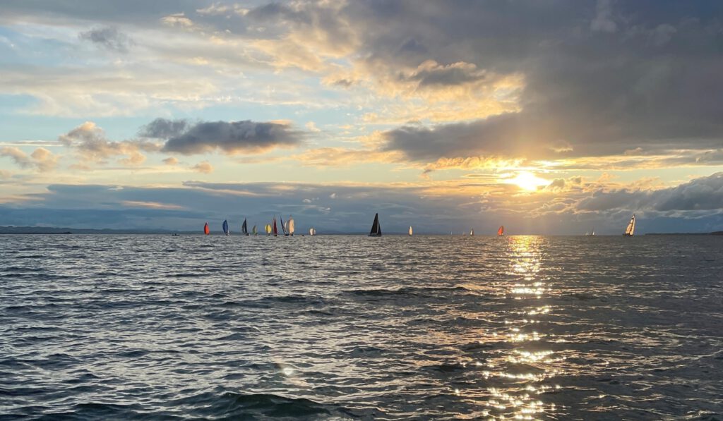 Mittwochsregatta, Sonnenuntergang mit Spi Foto Greilich