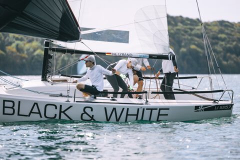 J70 Black & White Sieger Black & White